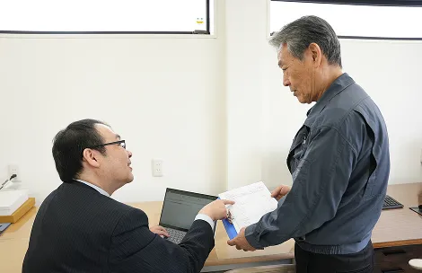 穴あけ加工された金属プレート
