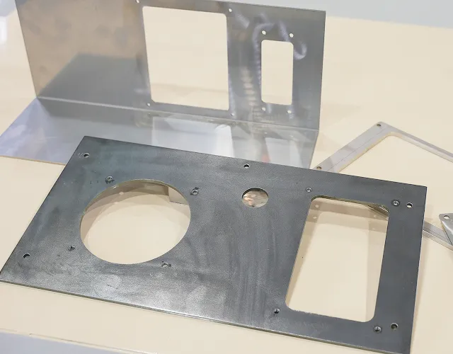 機械を使って金属を打ち抜く様子