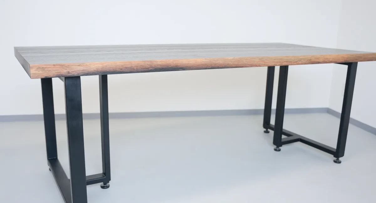 木材と金属を組み合わせたインテリア家具